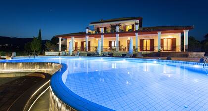 Luxuriöse Villa mit eigenem Pool, Tennisplatz und Weinberg | Villa Anastasia