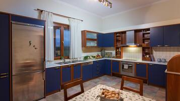 KĂŒhlschrank, Mikrowelle, Ofen, Herdplatte