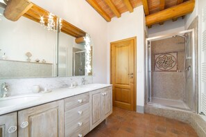 Dusche, Haartrockner, Bidet, Handtücher