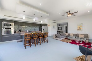 TV connectée, lecteur de DVD, livres, vidéothèque