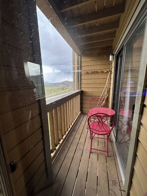 Outdoor dining - Ski In Ski Out Newley Updated2 Bed 2Bath&LoveSac Sleeper!Walk To Lift!🔥reviews! (Granby)