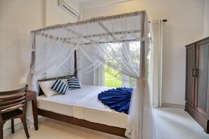 Premium bedding, in-room safe, iron/ironing board, free WiFi