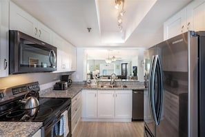 Frigorífico, microondas, placa de cocina y lavavajillas