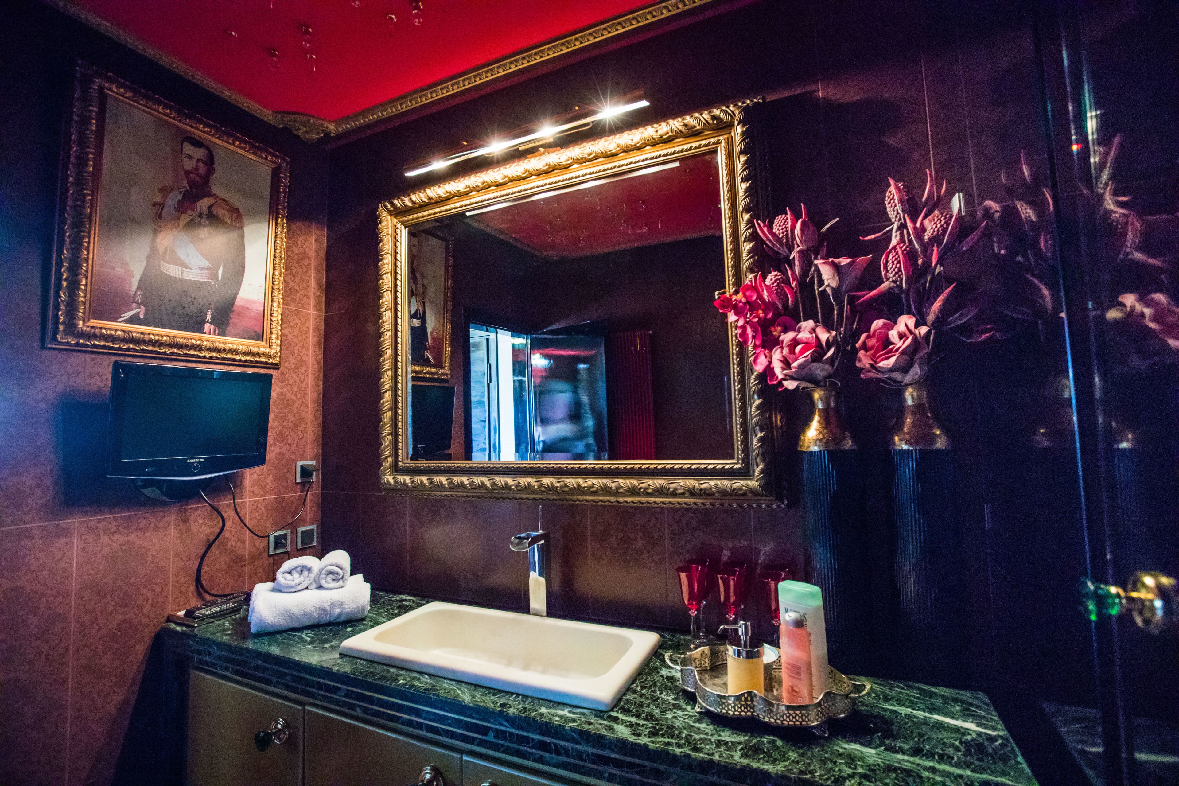 Un baño con un espejo grande, un lavabo y tocador.