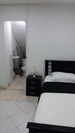 Basic Apartment, Multiple Beds | Iron/ironing board, free WiFi