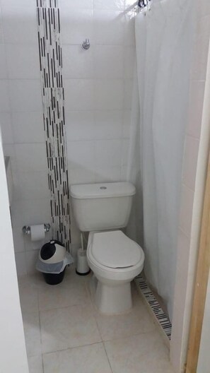 Basic Apartment, Multiple Beds | Bathroom | Shower, towels