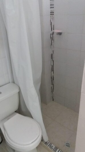 Basic-Apartment, Mehrere Betten | Badezimmer | Dusche, Handtücher