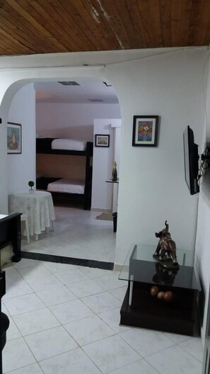 Departamento básico, varias camas | Área de sala de estar | Smart TV de 42 pulgadas con canales por cable y televisión 