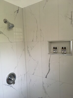 Een douche, gratis toiletartikelen, handdoeken