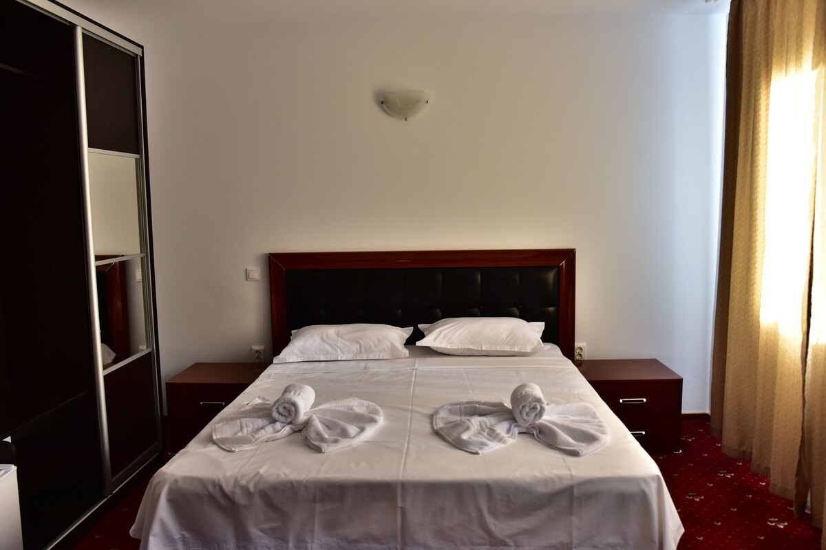 1 habitación, decoración personalizada, muebles diferentes y escritorio 