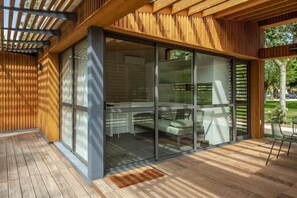 خزنة داخل الغرفة وستائر تعتيم وملاءات أسرّة