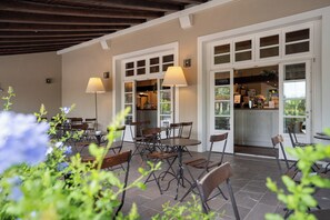 2 bars-salons, bar attenant à la piscine, bar sur la plage