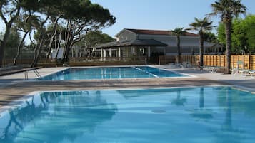 2 Außenpools, Sonnenschirme, Liegestühle