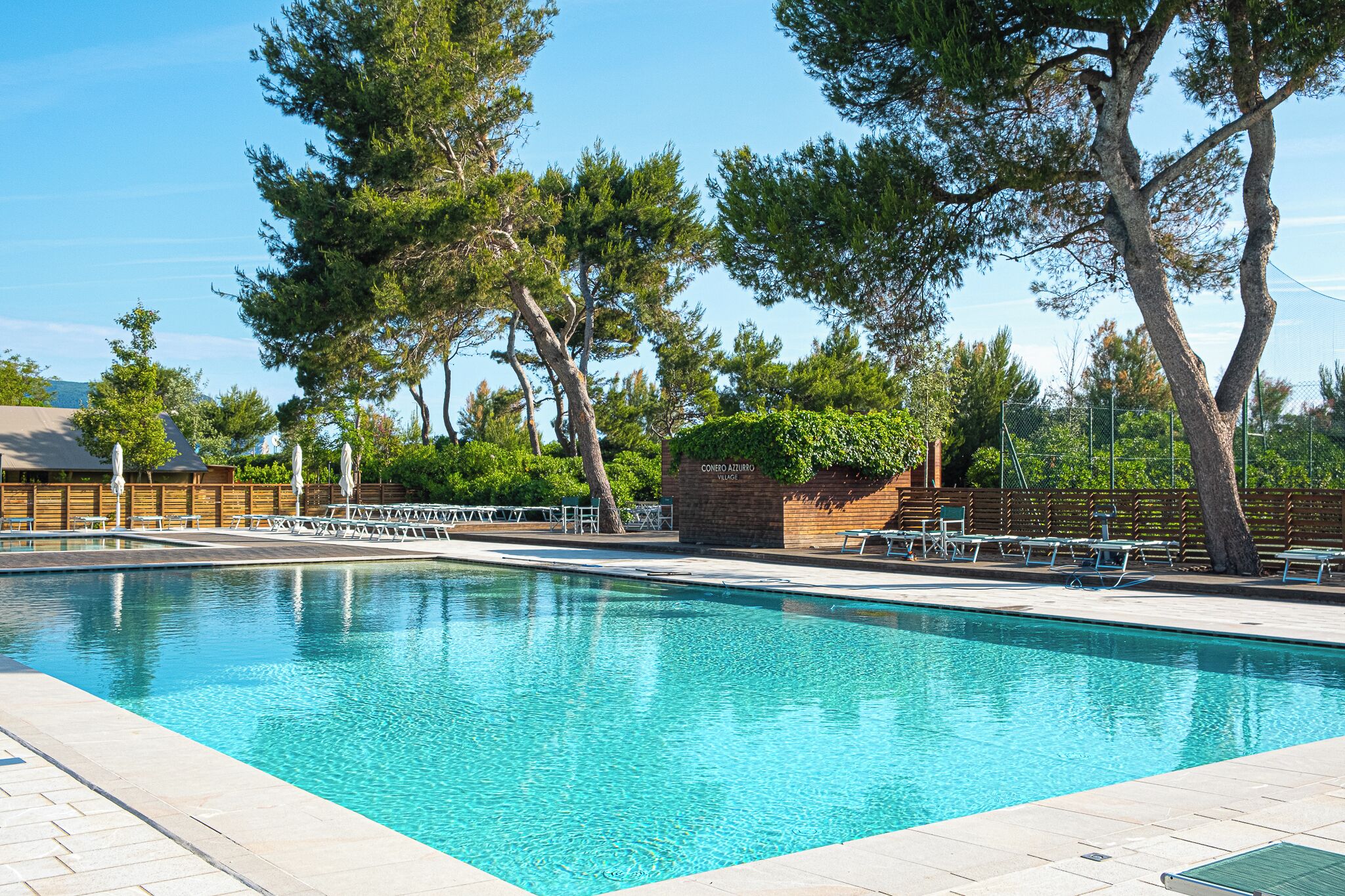 2 udendørs pools, parasoller, liggestole
