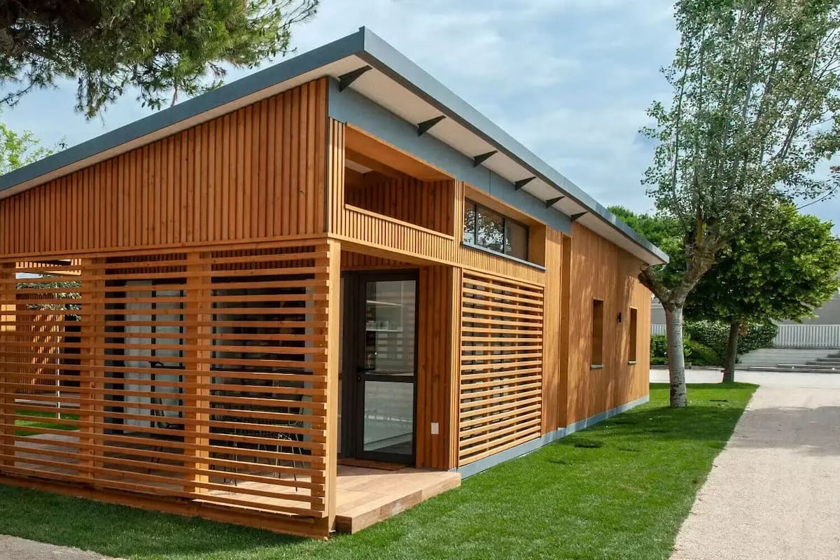 Zimmersafe, Verdunkelungsvorhänge, Bettwäsche