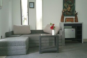 Habitación familiar, Terraza | Minibar, caja de seguridad en la habitación y escritorio 