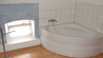 House, 4 Bedrooms | Deep soaking bathtub