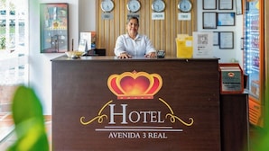 En hotelreception med et skilt, der viser 