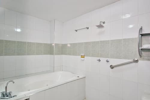 Premium Room | Bathroom | Towels