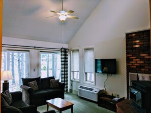 Traditional-Ferienhaus | Wohnbereich | 48-Zoll-Flachbildfernseher mit Kabelempfang, Fernseher, Kamin