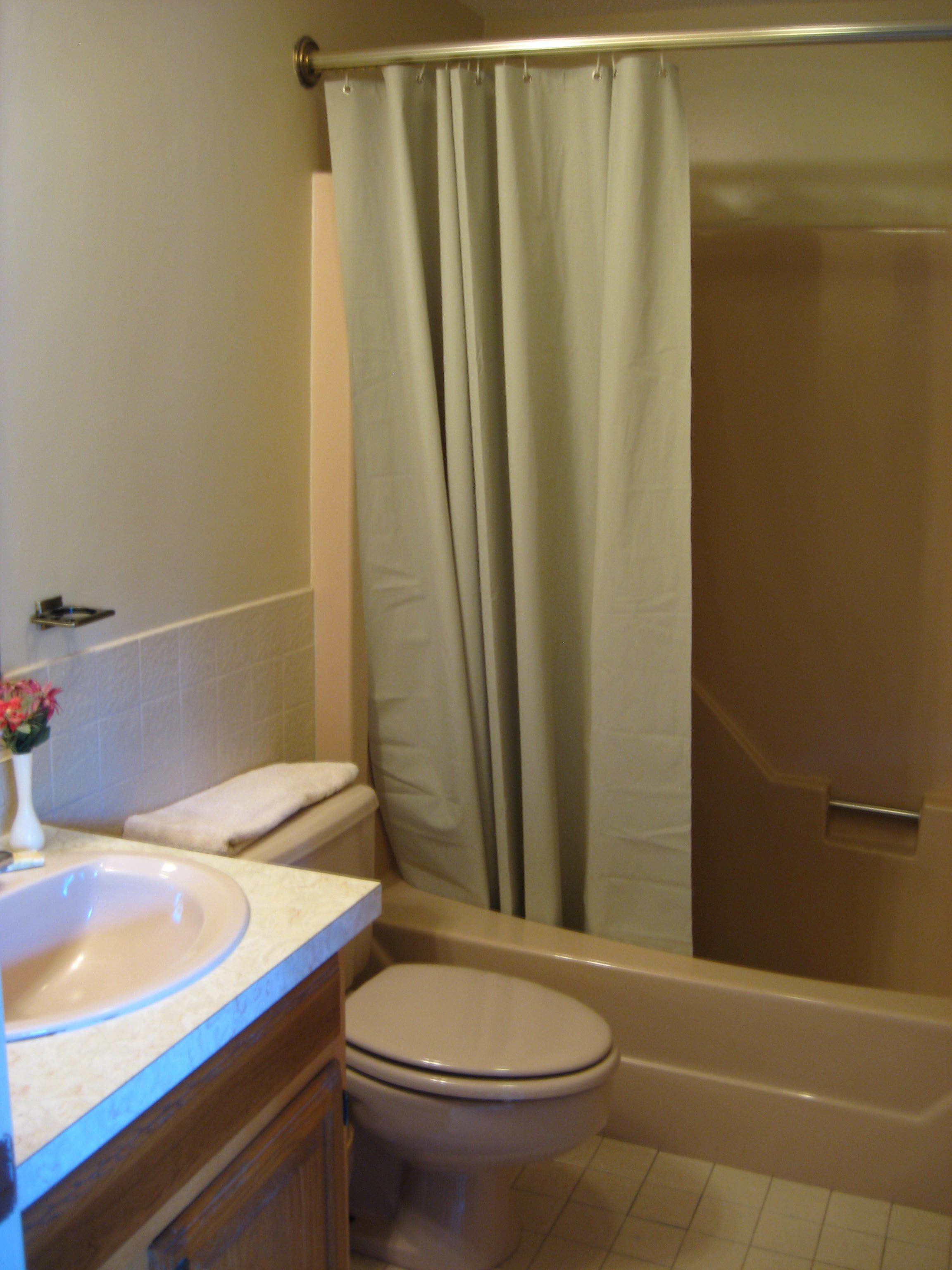 A bathroom with a toilet, sink, and bathtub.
