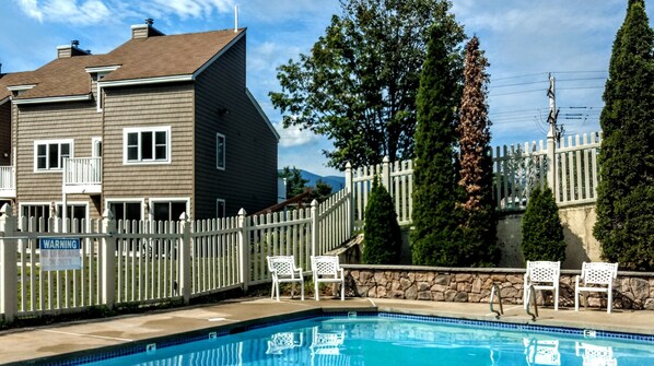 Innenpool, Außenpool (je nach Saison geöffnet)