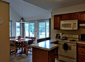Traditional Cottage | Private kitchen | Full-size fridge, microwave, oven, stovetop
