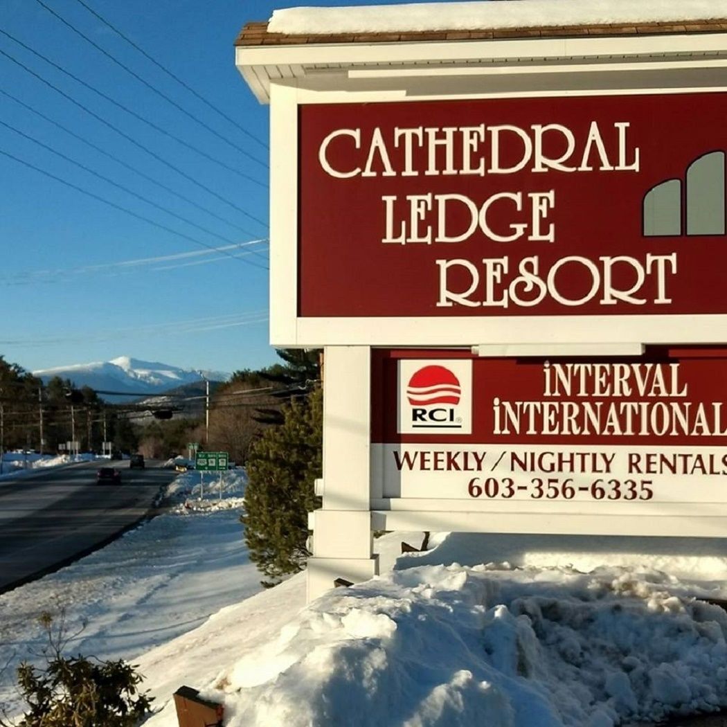 Señal para Cathedral Ledge Resort que anuncia alquileres semanales y por noche, número de contacto 603-356-6335.