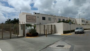 A gated building with a sign reading "Privada Narcisos." - Villas Narcisos (Cancun)