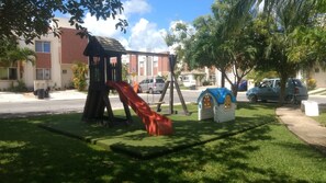Área de juegos infantiles al aire libre