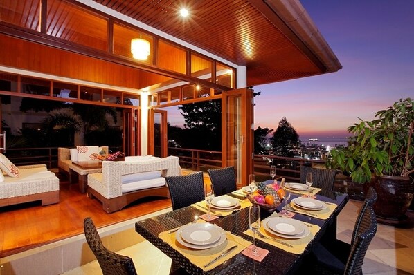 Luksushuvila, useita makuuhuoneita, sauna, merinäköala | Ruokailu omassa huoneessa