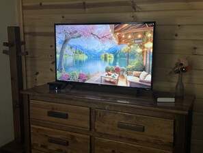 Kamar Deluks, 1 Tempat Tidur Queen | Tirai kedap cahaya dan setrika/meja setrika