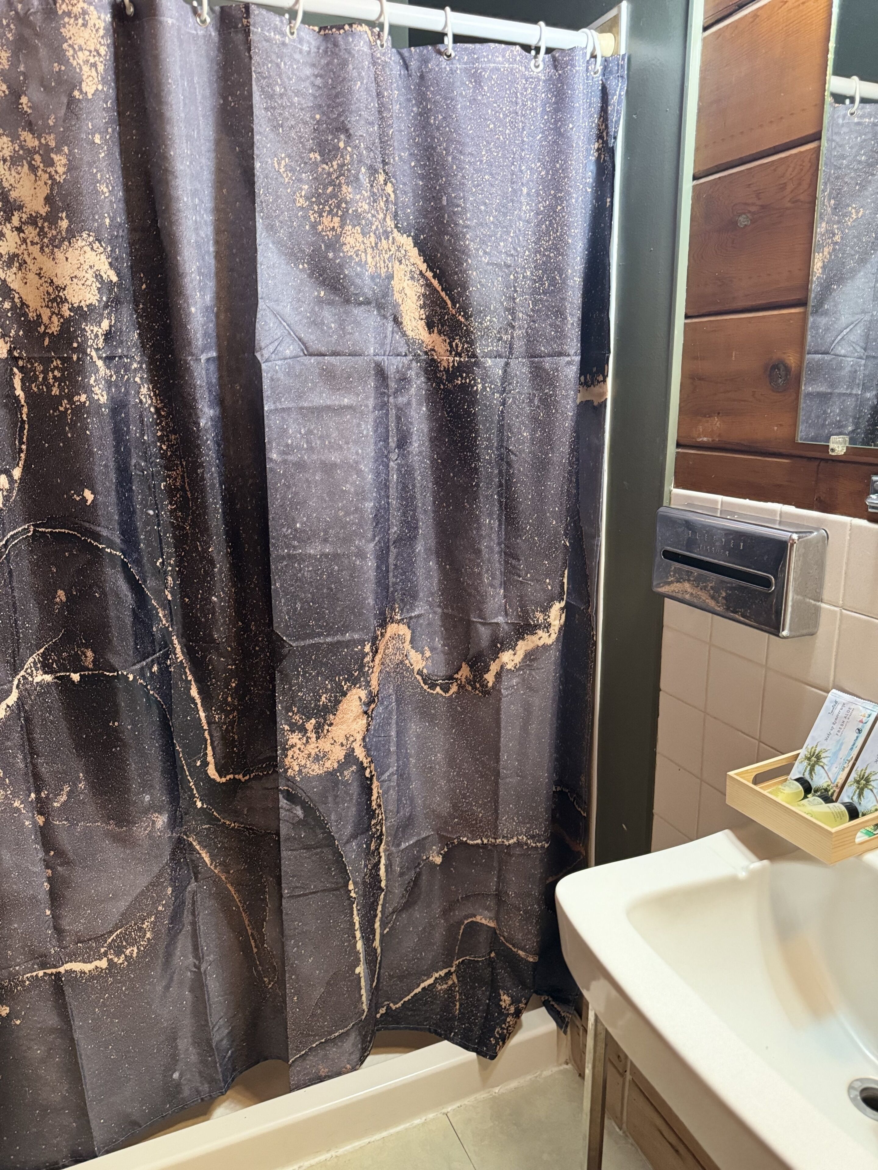 Quarto | Banheiro | Chuveiro/banheira combinados, secador de cabelo (mediante solicitação)