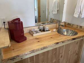 #20 Remodeled Double Queen Room | Bathroom | Combined shower/bathtub, hair dryer, towels - Kootenai Valley Motel (Bonners Ferry)