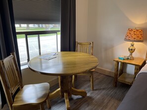 Kamar Double | Tirai kedap cahaya dan setrika/meja setrika