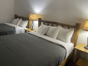 Blackout curtains, iron/ironing board, rollaway beds, free WiFi - Kootenai Valley Motel (Bonners Ferry)