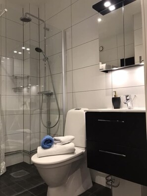 Shower, free toiletries, hair dryer, slippers - Novilla (Lund)
