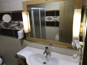Deluxe Room | Bathroom
