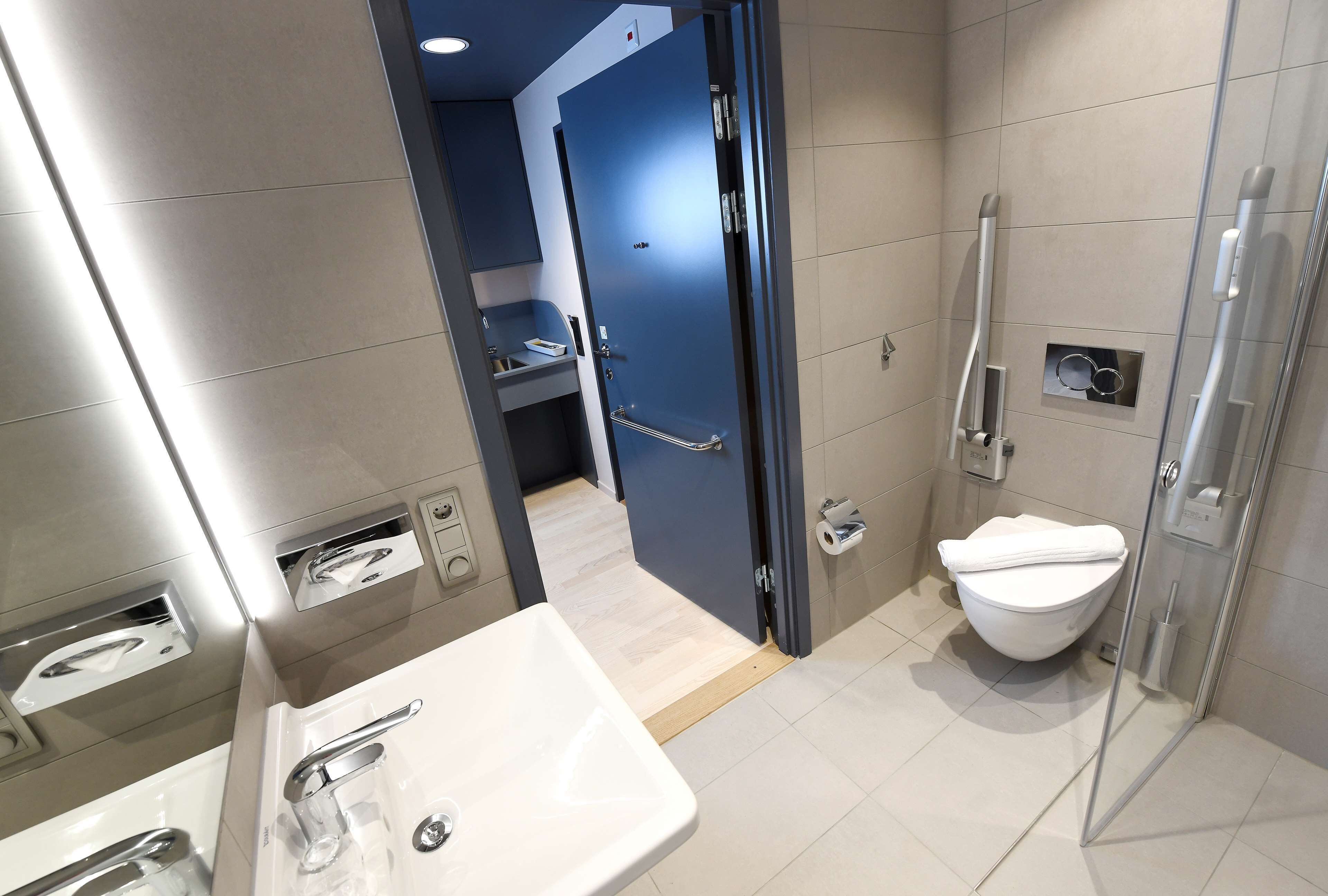 standard studio, 1 king bed, non smoking, kitchenette | bathroom | shower, hair dryer, towels