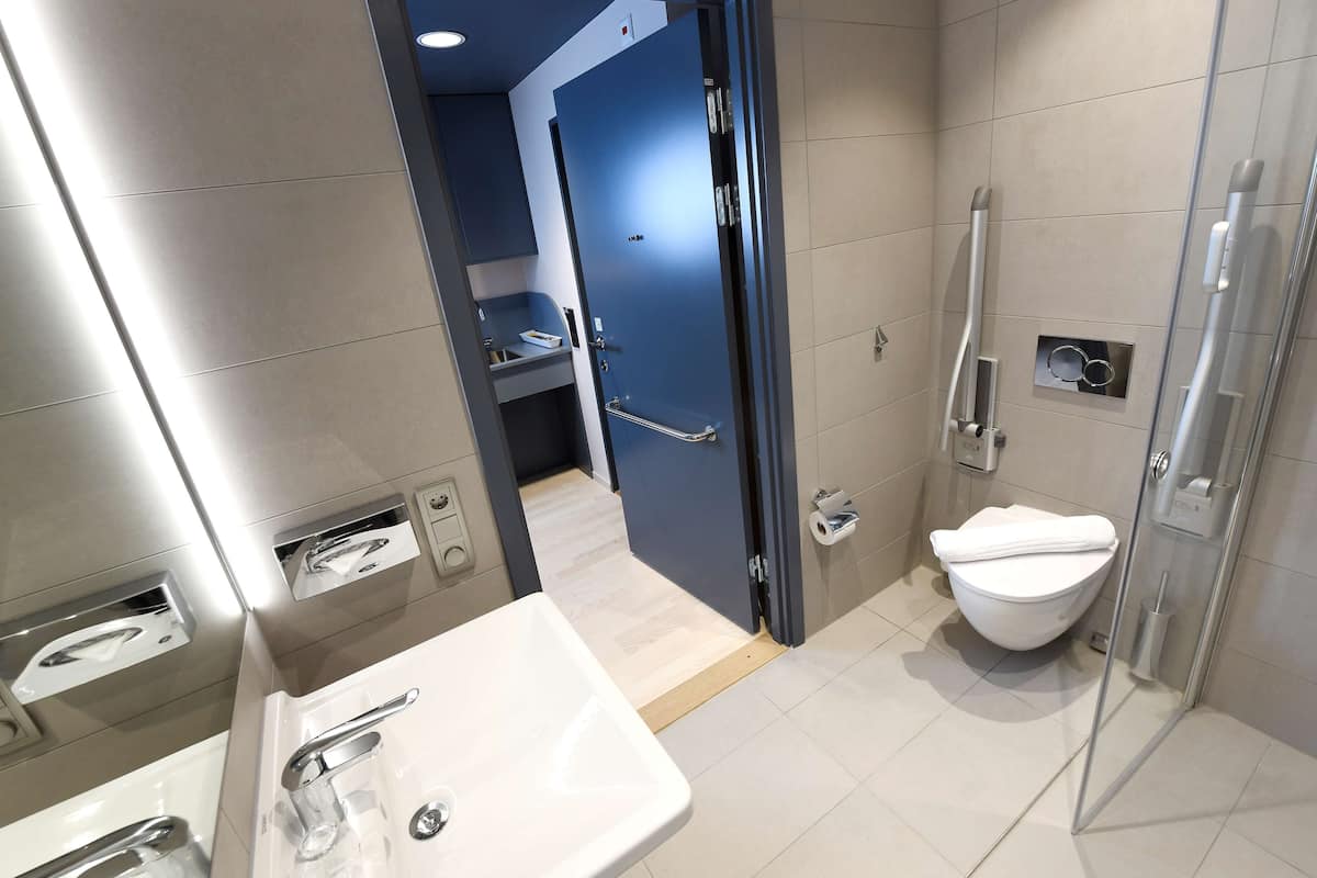 standard studio, 1 king bed, non smoking, kitchenette | bathroom | shower, hair dryer, towels