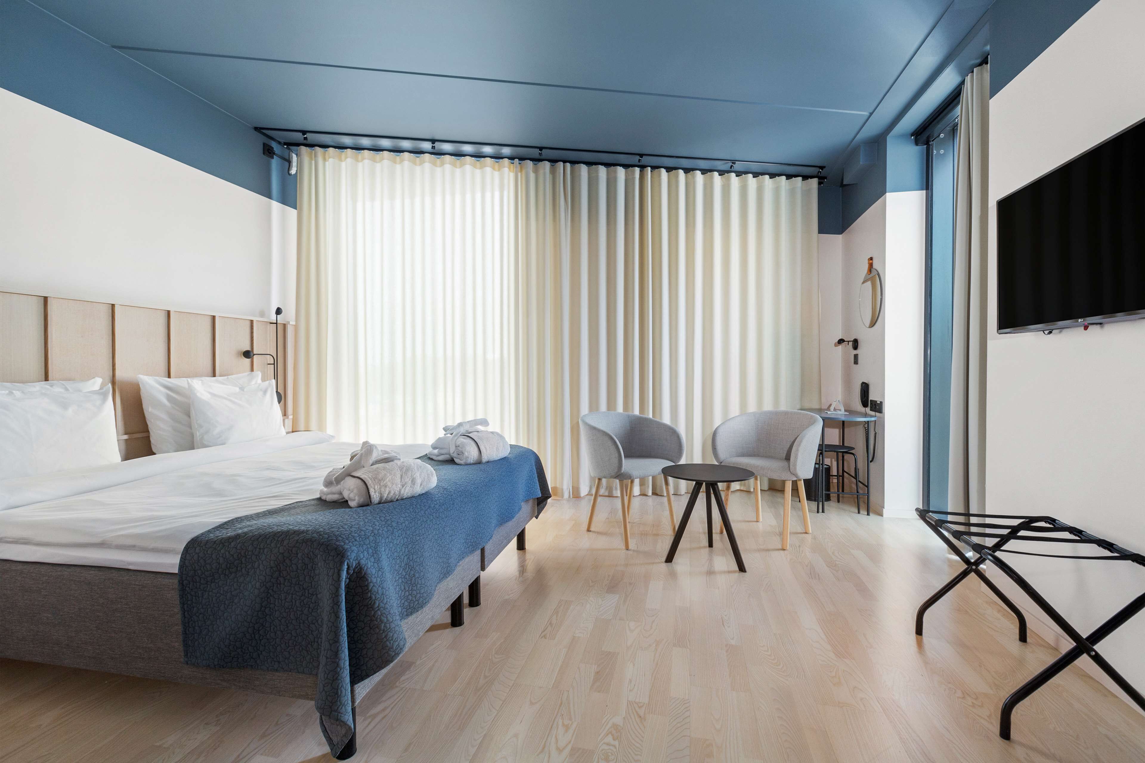 Caja de seguridad en la habitación y escritorio 