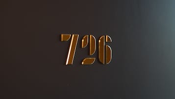 El número 726 en una tipografía llamativa y reflectante sobre un fondo oscuro.