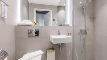 Shower, pengering rambut, dan handuk