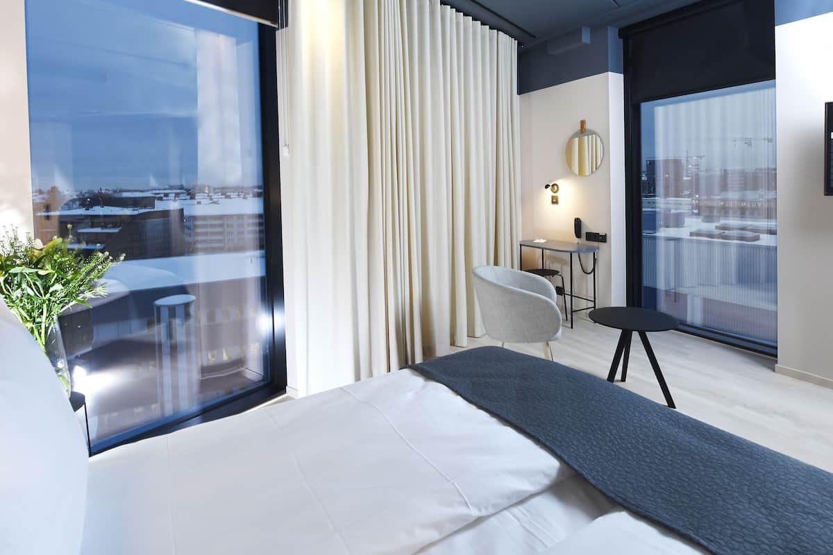 standard studio, 1 king bed, non smoking | in-room safe, desk, iron/ironing board, free wifi