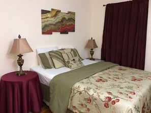 1 bedroom, desk - Private Room 2 - Near NYC, EWR & Outlet Mall (Hillside)