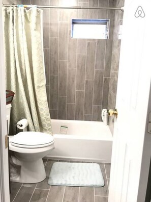 Room, 1 Queen Bed, Non Smoking | Bathroom