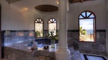 Villa romántica, 5 habitaciones, alberca privada | Baño | Regadera, amenidades de baño gratuitas, secadora de cabello, toallas