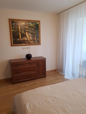1 dormitorio, tabla de planchar con plancha, wifi y ropa de cama