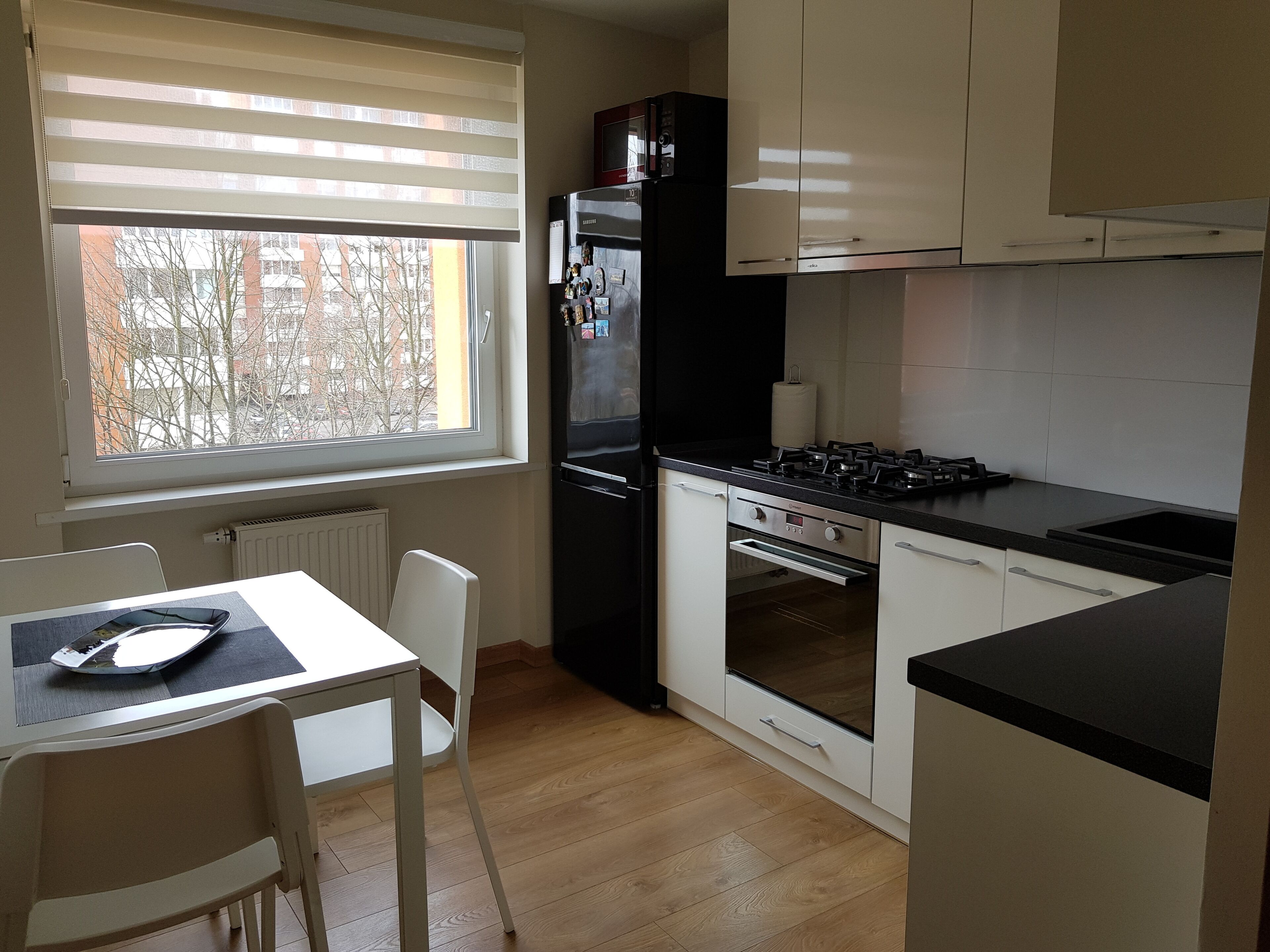 Réfrigérateur, micro-ondes, four, bouilloire électrique