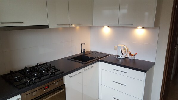 Kjøleskap, mikrobølgeovn, ovn og vannkoker